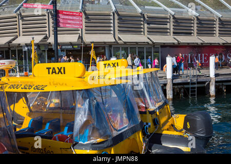 Taxi de l'eau des bateaux amarrés dans le port de Darling, le centre-ville de Sydney, Australie Banque D'Images