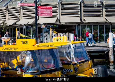 Taxi de l'eau des bateaux amarrés dans le port de Darling, le centre-ville de Sydney, Australie Banque D'Images