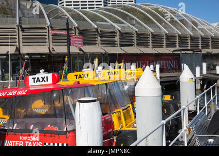 Taxi de l'eau des bateaux amarrés dans le port de Darling, le centre-ville de Sydney, Australie Banque D'Images