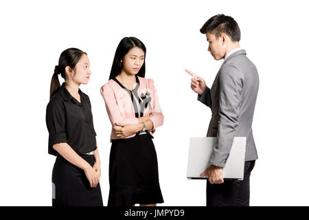 Portrait de trois collaborateurs faisant valoir au travail. Les jeunes furieux man yelling at agacé a souligné femme avec fait doigt. Des émotions négatives. Isoler Banque D'Images