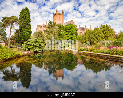 Wells Cathedral et reflétée dans les piscines et dans le parc de l'Évêché, Wells, Somerset, England, UK. Banque D'Images