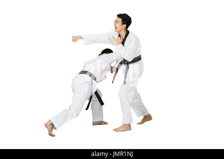 Portrait de deux professionnels de l'Asie avec la ceinture noire de taekwondo de combat. Pleine longueur isolée sur fond blanc avec copie espace et chemin de détourage Banque D'Images