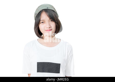 Portrait of a beautiful Asian woman smiling in white t-shirt et le chapeau. Isolé sur fond blanc avec copie espace et chemin de détourage Banque D'Images