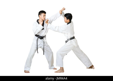 Portrait de deux professionnels de l'Asie avec la ceinture noire de taekwondo de combat. Pleine longueur isolée sur fond blanc avec copie espace et chemin de détourage Banque D'Images