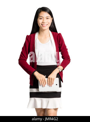 Portrait d'une belle asiatique businesswoman smiling and holding tablet dans les mains. Isolé sur fond blanc avec clipping path Banque D'Images