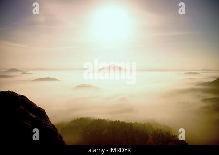 Nuit de pleine lune avec le lever du soleil dans une belle montagne de Bohemian-Saxony la Suisse. Les crêtes et les collines de grès est passé de l'arrière-plan flou Banque D'Images