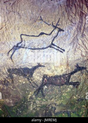 Le noir de carbone peinture de virginie sur mur de grès, copie de photo préhistorique. Résumé Les enfants l'art dans la grotte de grès. Banque D'Images