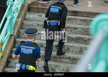 Soutien Communautaire Police (PCSOs) Agents d'exécution des mesures jusqu'à Brighton, East Sussex, Angleterre, Royaume-Uni. Banque D'Images