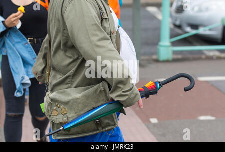 L'excès de l'homme avec un gros ventre de la marche. Panse de buveur de bière. Concept d'obésité. Concept malsain. Homme gras marche à pied. Banque D'Images