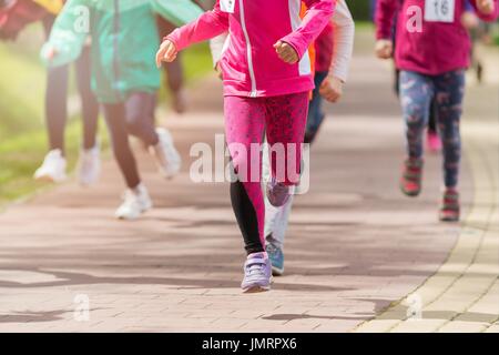 Les enfants courir dans le parc - course d'été Banque D'Images