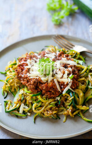 Boeuf Bolognaise spaghetti aux courgettes Banque D'Images