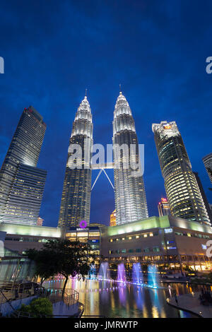 L'eau du lac symphonie KLCC fountain show, Kuala Lumpur, Malaisie Banque D'Images