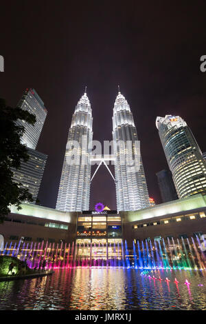 L'eau du lac symphonie KLCC fountain show, Kuala Lumpur, Malaisie Banque D'Images