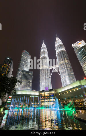 L'eau du lac symphonie KLCC fountain show, Kuala Lumpur, Malaisie Banque D'Images