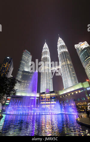 L'eau du lac symphonie KLCC fountain show, Kuala Lumpur, Malaisie Banque D'Images