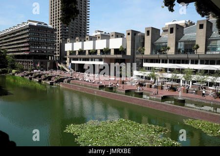 Vue extérieure lakeside du Barbican Art Center restaurant, les gens et l'entrée dans la ville de London UK KATHY DEWITT Banque D'Images