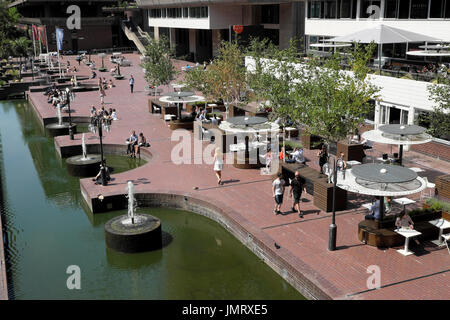 Vue extérieure lakeside du Barbican Art Center restaurant, les gens et l'entrée dans la ville de London UK KATHY DEWITT Banque D'Images