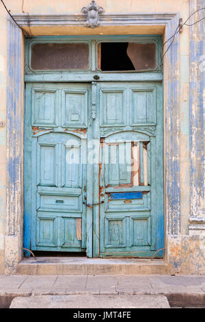 Vintage porte de bois et d'entrée d'un bâtiment historique dans la région de Matanzas, Cuba Banque D'Images