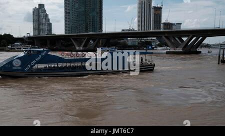 Navette pour Asiatique Chao Phraya au-dessous du pont Taksin Sathorn vue depuis Wat Yannawa Mekhala Pier Bangkok Thaïlande Banque D'Images