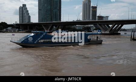 Navette pour Asiatique Chao Phraya au-dessous du pont Taksin Sathorn vue depuis Wat Yannawa Mekhala Pier Bangkok Thaïlande Banque D'Images