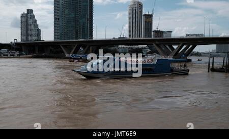 Navette pour Asiatique Chao Phraya au-dessous du pont Taksin Sathorn vue depuis Wat Yannawa Mekhala Pier Bangkok Thaïlande Banque D'Images