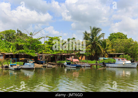 Bateaux de pêche sur les rives du Rio San Juan, Matanzas, Cuba Banque D'Images