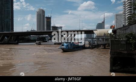 Navette pour Asiatique Chao Phraya au-dessous du pont Taksin Sathorn vue depuis Wat Yannawa Mekhala Pier Bangkok Thaïlande Banque D'Images