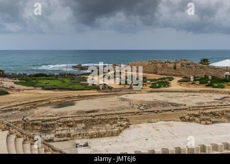 Césarée Maritima - Amphithéâtre - vue sur la mer Banque D'Images