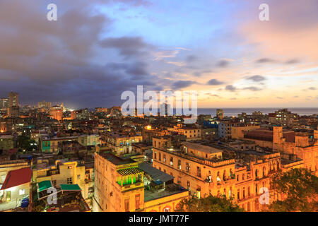 Coucher de soleil sur la vieille Havane, La Habana Vieja, au-dessus de la vieille ville historique de vue sur le toit la nuit, La Havane, Cuba Banque D'Images