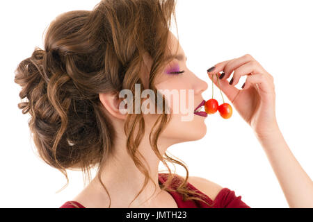 Profil charmant visage fille avec belle coiffure et de cerise Banque D'Images