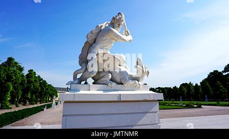 Sculpture de l'homme combat avec dragon dans des palais de Karlsruhe Karlsruhe schloss ou, Karlsruhe, Allemagne. Banque D'Images