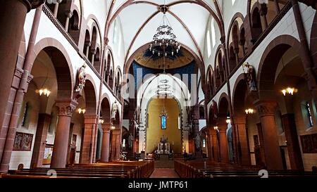 Architecture d'intérieur à l'intérieur de l'église Herz-Jesu-ou l'église du Sacré-Cœur de Jésus à Ettlingen, Allemagne Banque D'Images