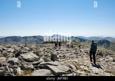 Les randonneurs randonnée sur rocky Carnedd Dafydd mountain top à Pen An Wen Ole dans Carneddau montagnes de Snowdonia National Park. Ogwen, Conwy, au nord du Pays de Galles, Royaume-Uni Banque D'Images