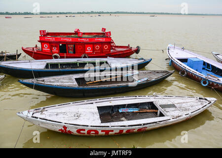 Varanasi, Inde - Jul 11, 2015. Sur les bateaux en bois au Gange journée ensoleillée à Varanasi, Inde. Varanasi attire pèlerins hindous qui se baignent dans le Gange Ri Banque D'Images