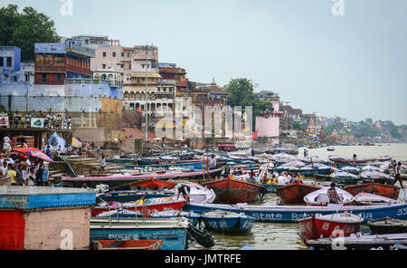 Varanasi, Inde - Jul 11, 2015. Bateaux touristiques sur station d'au Gange journée ensoleillée à Varanasi, Inde. Varanasi attire pèlerins hindous qui se baignent dans le Banque D'Images