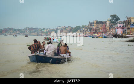 Varanasi, Inde - Jul 12, 2015. Un bateau en bois transportant des Indiens de la rivière du Gange à Varanasi, Inde. Varanasi attire pèlerins hindous qui baignent dans t Banque D'Images