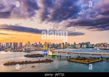 Tokyo, Japon skyline sur la baie avec pont en arc-en-ciel. Banque D'Images