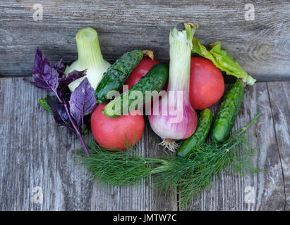 Des herbes fraîches et des légumes sur l'ancienne carte Banque D'Images