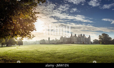 Le seizième siècle manoir élisabéthain Burghley House construite par William Cecil en 1555. Près de Stamford, Lincolnshire et prises à l'aube de l'automne. Banque D'Images