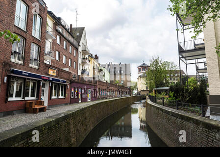 Dusseldorf, Allemagne - 16 Avril 2017 : voie navigable et rue avec un bar à Dusseldorf, Allemagne Banque D'Images