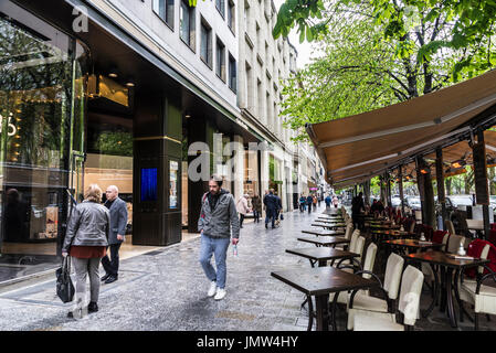 Dusseldorf, Allemagne - 16 Avril 2017 : rue commerçante Konigsallee avec personnes à pied à Dusseldorf, Allemagne Banque D'Images