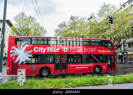 Dusseldorf, Allemagne - 16 Avril 2017 : tour bus dans le centre de Dusseldorf, Allemagne Banque D'Images