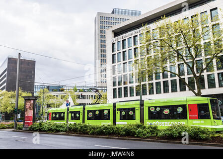 Dusseldorf, Allemagne - 16 Avril 2017 : Tram avec la publicité à Düsseldorf, Allemagne Banque D'Images