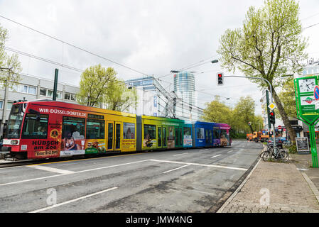 Dusseldorf, Allemagne - 16 Avril 2017 : Tram avec la publicité à Düsseldorf, Allemagne Banque D'Images