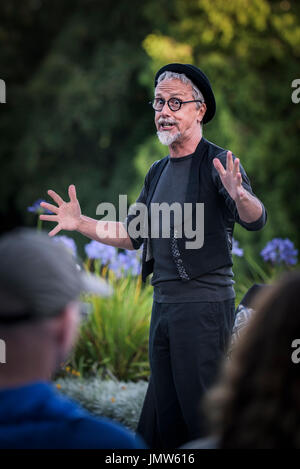 Theatre company trouver la volonté d'effectuer Bard têtes à Trebah Garden à Cornwall. Banque D'Images