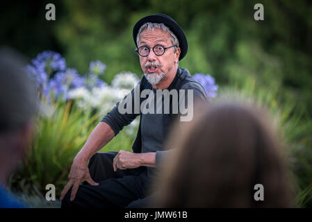 Theatre company trouver la volonté d'effectuer Bard têtes à Trebah Garden à Cornwall. Banque D'Images