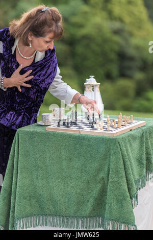 Theatre company trouver la volonté d'effectuer Bard têtes à Trebah Garden à Cornwall. Banque D'Images