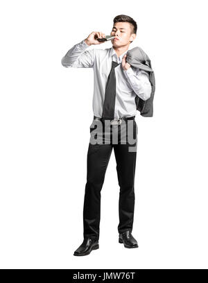 Portrait d'un homme d'affaires asiatique de boire un alcool. Isolé sur fond blanc avec clipping path Banque D'Images