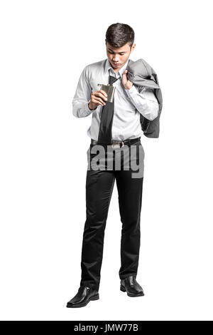 Portrait d'un homme d'affaires asiatique de boire un alcool. Isolé sur fond blanc avec clipping path Banque D'Images