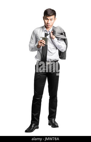 Portrait d'un homme d'affaires asiatique de boire un alcool. Isolé sur fond blanc avec clipping path Banque D'Images